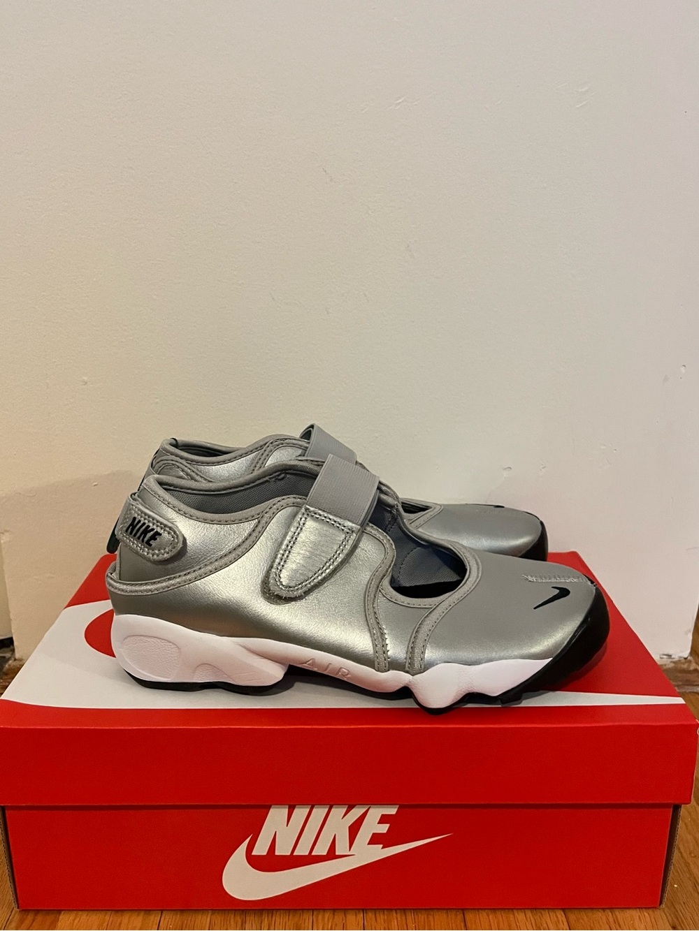 Nike Silver Leather Air Rift - Picture 2 of 4